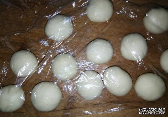 一碗面粉，一把芝麻，老婆餅在家做，不出門(mén)也能吃到，酥到掉渣