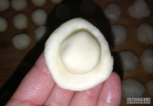 一碗面粉，一把芝麻，老婆餅在家做，不出門(mén)也能吃到，酥到掉渣