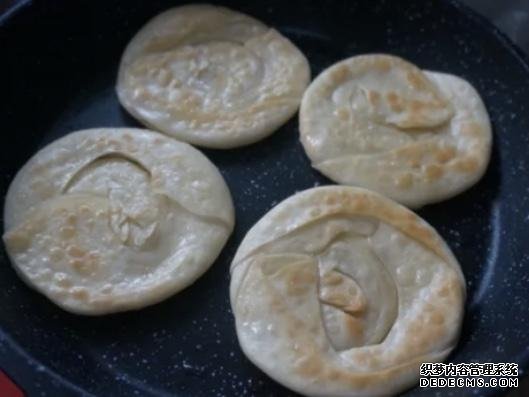 剩下的餃子皮不要扔，做成醬香濃郁的醬香餅，不用和面一次就成功