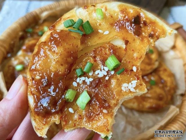 剩下的餃子皮不要扔，做成醬香濃郁的醬香餅，不用和面一次就成功