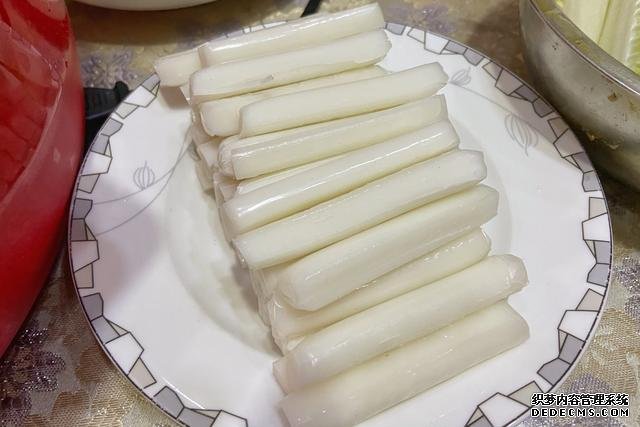 假期快結(jié)束，家里食材剩太少，湊齊食材，也要做頓簡(jiǎn)單“大餐”