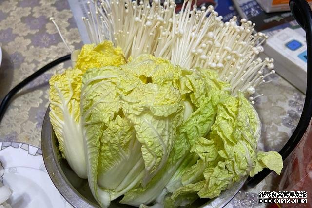 假期快結(jié)束，家里食材剩太少，湊齊食材，也要做頓簡(jiǎn)單“大餐”