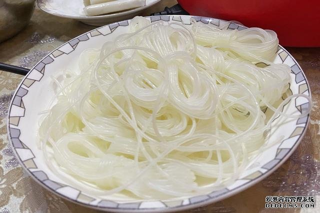 假期快結(jié)束，家里食材剩太少，湊齊食材，也要做頓簡(jiǎn)單“大餐”