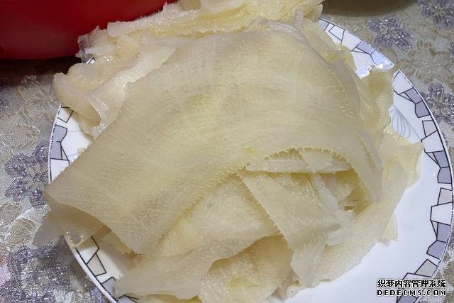 假期快結(jié)束，家里食材剩太少，湊齊食材，也要做頓簡(jiǎn)單“大餐”