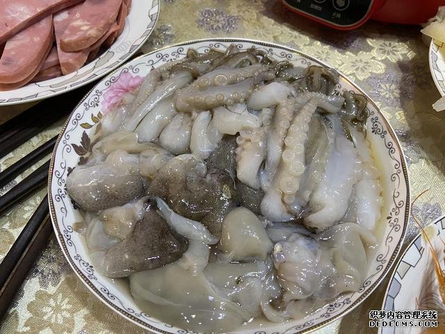 假期快結(jié)束，家里食材剩太少，湊齊食材，也要做頓簡(jiǎn)單“大餐”