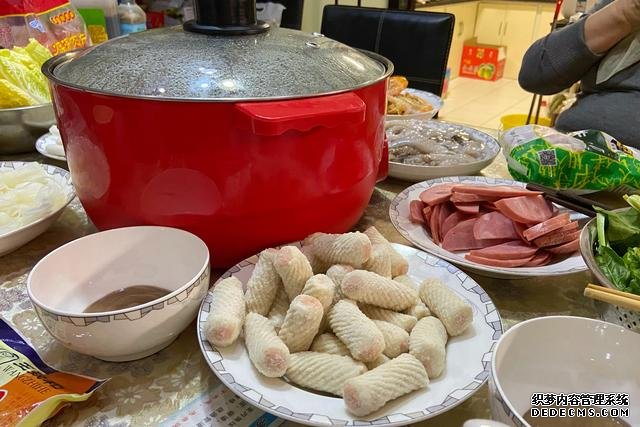 假期快結(jié)束，家里食材剩太少，湊齊食材，也要做頓簡(jiǎn)單“大餐”