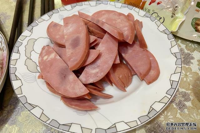 假期快結(jié)束，家里食材剩太少，湊齊食材，也要做頓簡(jiǎn)單“大餐”
