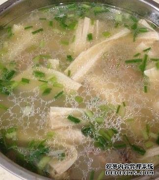 美食推薦：蒜香瓜藤、醬油炒木耳、菠菜炒肥牛、腐竹排骨湯的做法