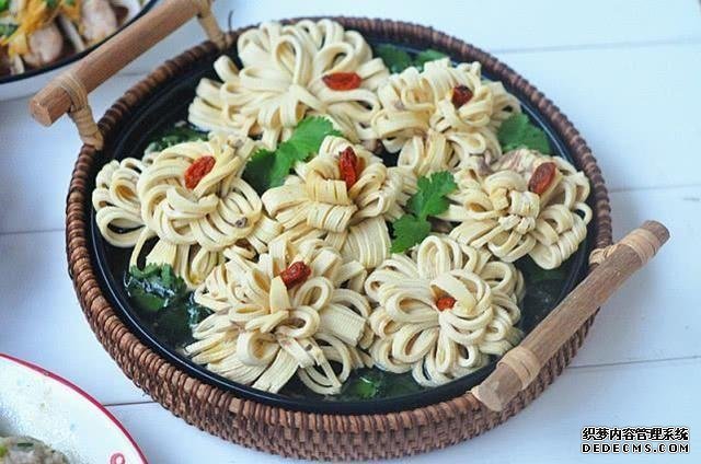 美食推薦：豆皮開花卷，豆腐燜茄子，絲瓜炒豆腐，海鮮菇蒸腐竹