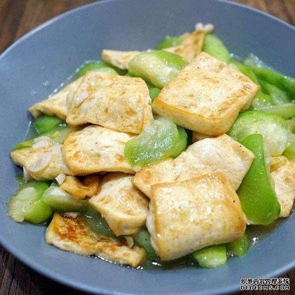 美食推薦：豆皮開花卷，豆腐燜茄子，絲瓜炒豆腐，海鮮菇蒸腐竹