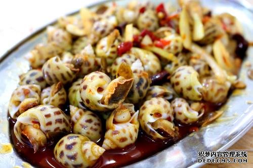大連大嬸開醬燜小海鮮店，一開門就有人來排隊，食客：奔著醬料來