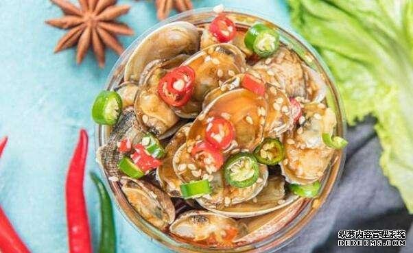 大連大嬸開醬燜小海鮮店，一開門就有人來排隊，食客：奔著醬料來