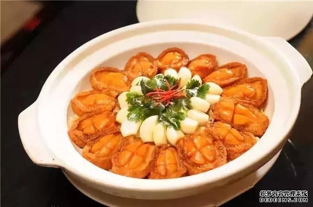 舌尖上的誘惑：生焗鮮鮑仔、椒鹽小土豆、臘香鍋巴，值得推薦