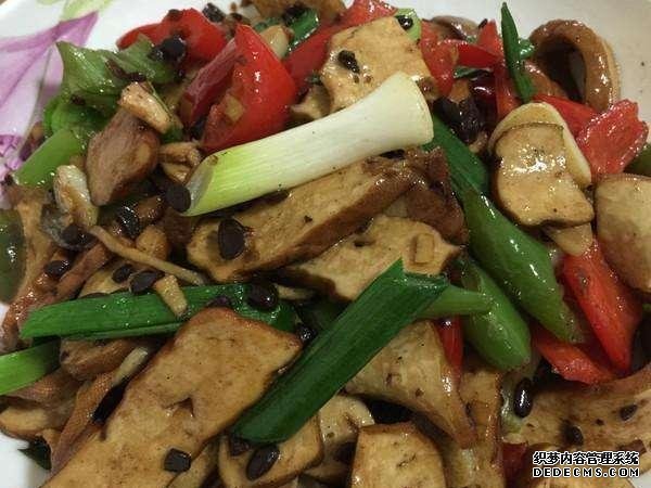 香菇片炒五花肉，尖椒青蒜香干，春筍魚(yú)片這幾道家常菜的做法