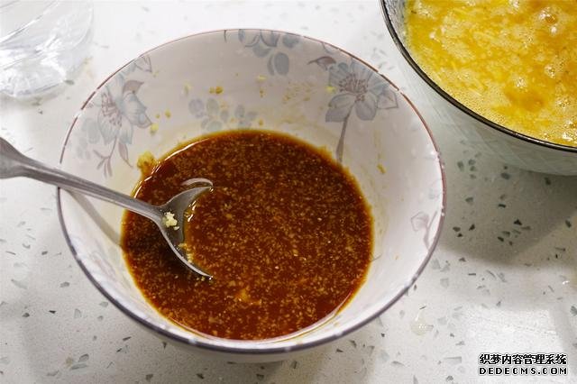 炒雞蛋，多加幾味料變螃蟹味，家人吃上癮的“賽螃蟹”，超下飯
