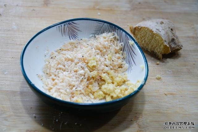 炒雞蛋，多加幾味料變螃蟹味，家人吃上癮的“賽螃蟹”，超下飯