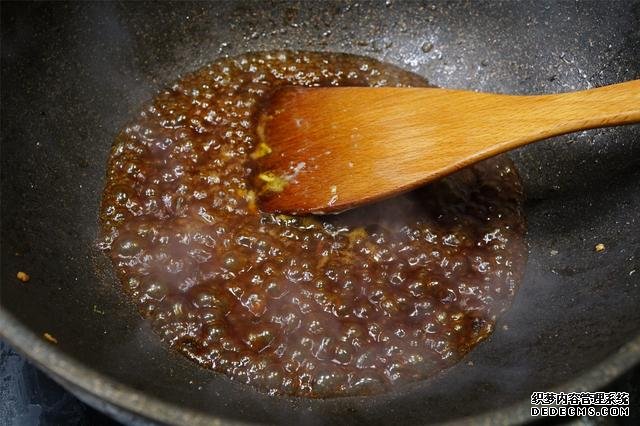 炒雞蛋，多加幾味料變螃蟹味，家人吃上癮的“賽螃蟹”，超下飯