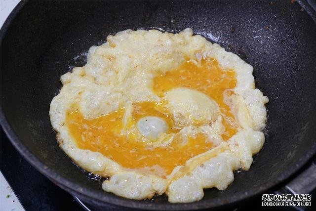 炒雞蛋，多加幾味料變螃蟹味，家人吃上癮的“賽螃蟹”，超下飯