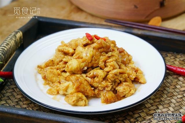 炒雞蛋，多加幾味料變螃蟹味，家人吃上癮的“賽螃蟹”，超下飯
