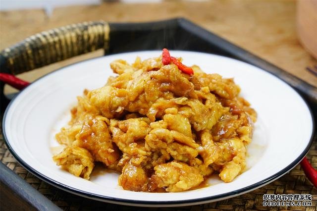 炒雞蛋，多加幾味料變螃蟹味，家人吃上癮的“賽螃蟹”，超下飯