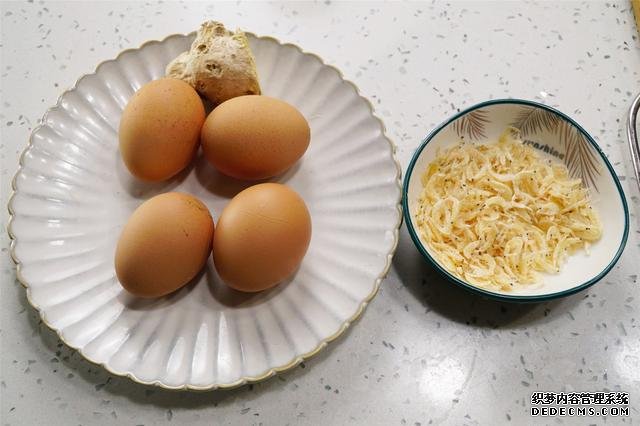 炒雞蛋，多加幾味料變螃蟹味，家人吃上癮的“賽螃蟹”，超下飯