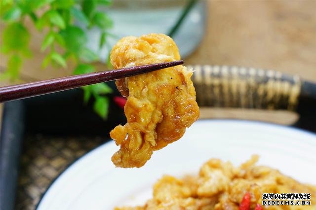 炒雞蛋，多加幾味料變螃蟹味，家人吃上癮的“賽螃蟹”，超下飯