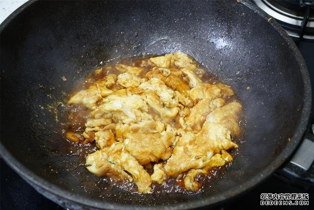 炒雞蛋，多加幾味料變螃蟹味，家人吃上癮的“賽螃蟹”，超下飯