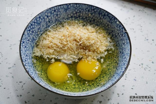 炒雞蛋，多加幾味料變螃蟹味，家人吃上癮的“賽螃蟹”，超下飯