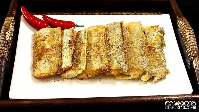 煎帶魚，加一種特別的調(diào)料，外酥里嫩，香得讓隔壁孩子饞哭了