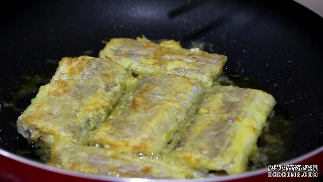 煎帶魚，加一種特別的調(diào)料，外酥里嫩，香得讓隔壁孩子饞哭了