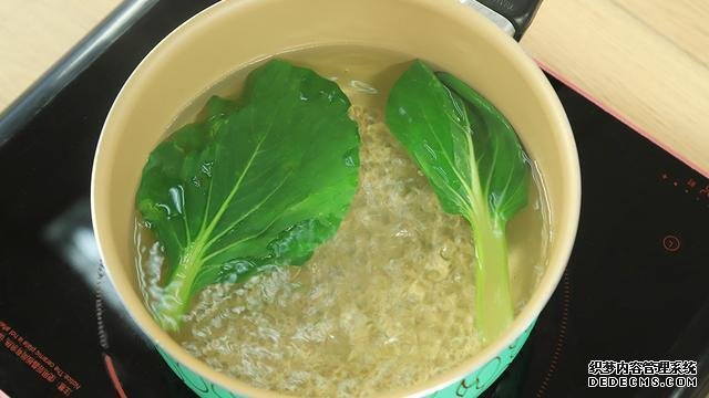 賽螃蟹炒飯怎么做？不用螃蟹而用它，米粒金黃又圓潤