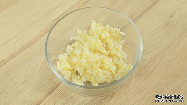 賽螃蟹炒飯怎么做？不用螃蟹而用它，米粒金黃又圓潤
