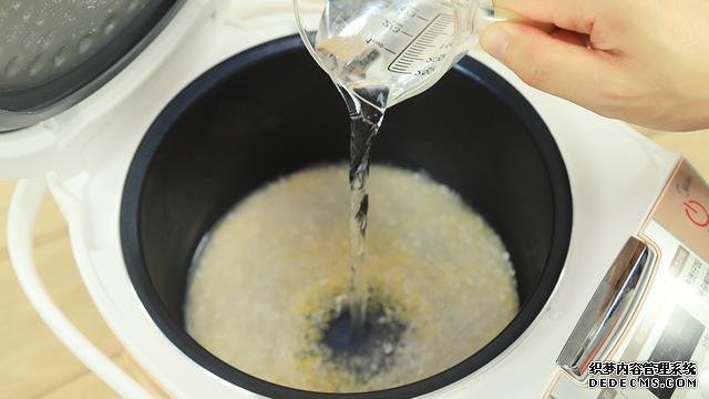 賽螃蟹炒飯怎么做？不用螃蟹而用它，米粒金黃又圓潤