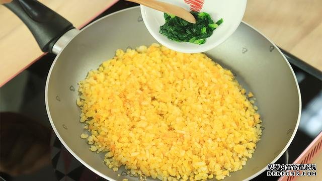 賽螃蟹炒飯怎么做？不用螃蟹而用它，米粒金黃又圓潤
