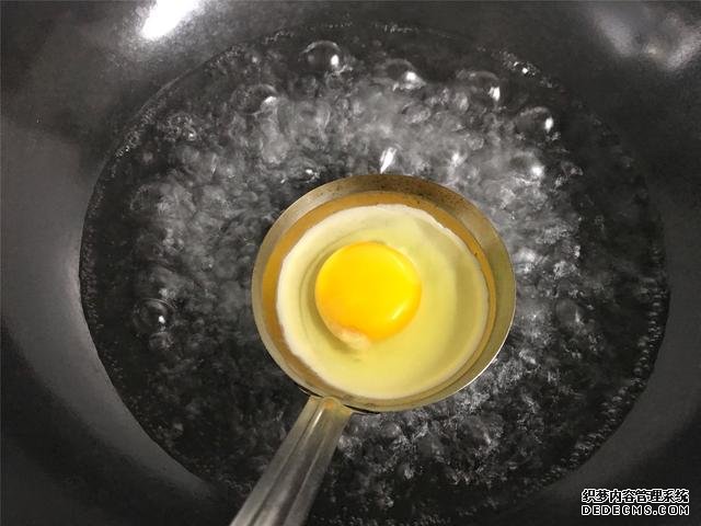 水煮荷包蛋，冷水下鍋還是開水下鍋？學(xué)會這三招，雞蛋圓嫩不散