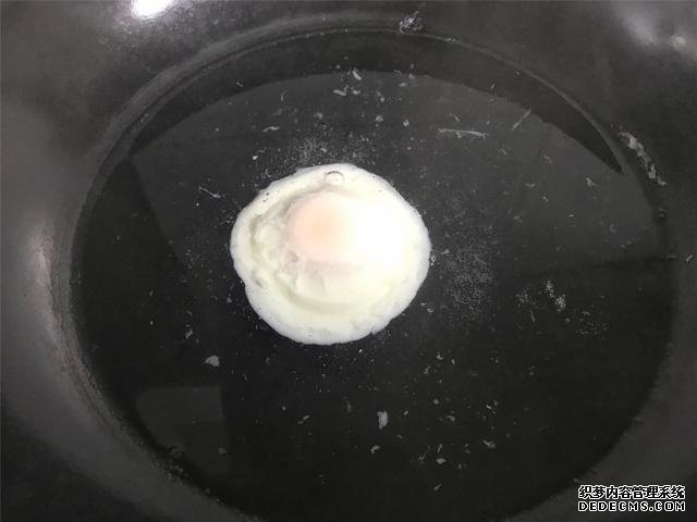 水煮荷包蛋，冷水下鍋還是開水下鍋？學(xué)會這三招，雞蛋圓嫩不散