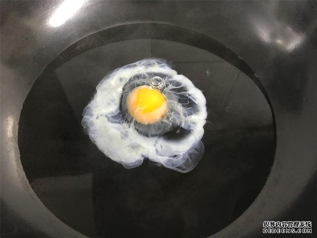 水煮荷包蛋，冷水下鍋還是開水下鍋？學(xué)會這三招，雞蛋圓嫩不散