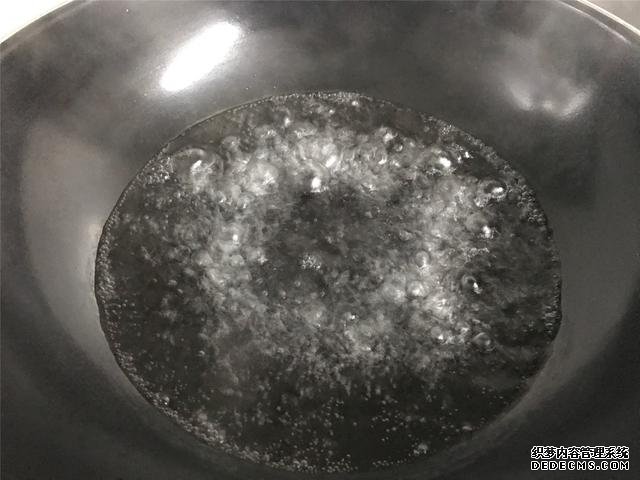 水煮荷包蛋，冷水下鍋還是開水下鍋？學(xué)會這三招，雞蛋圓嫩不散