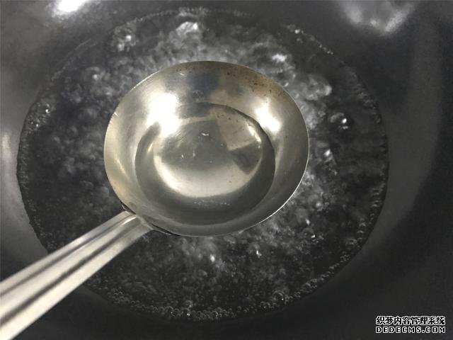 水煮荷包蛋，冷水下鍋還是開水下鍋？學(xué)會這三招，雞蛋圓嫩不散