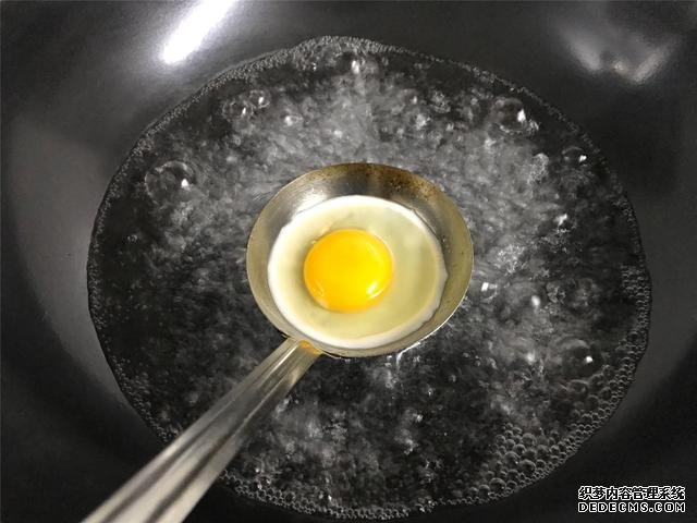 水煮荷包蛋，冷水下鍋還是開水下鍋？學(xué)會這三招，雞蛋圓嫩不散