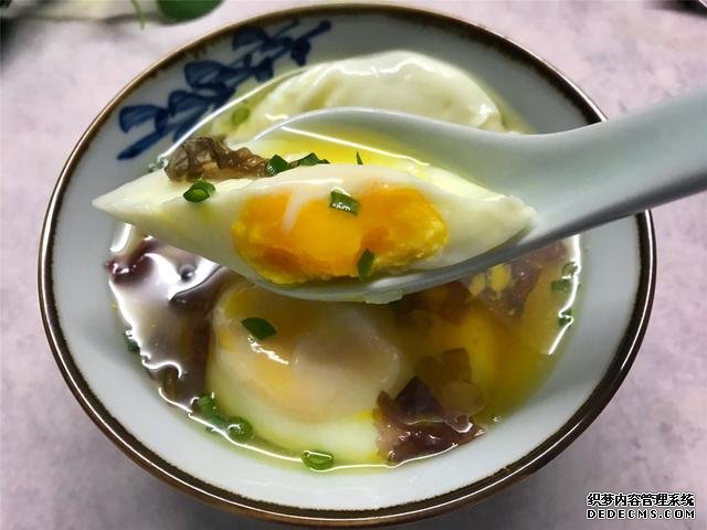 水煮荷包蛋，冷水下鍋還是開水下鍋？學(xué)會這三招，雞蛋圓嫩不散