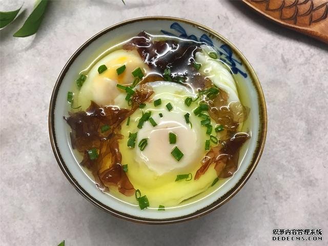 水煮荷包蛋，冷水下鍋還是開水下鍋？學(xué)會這三招，雞蛋圓嫩不散