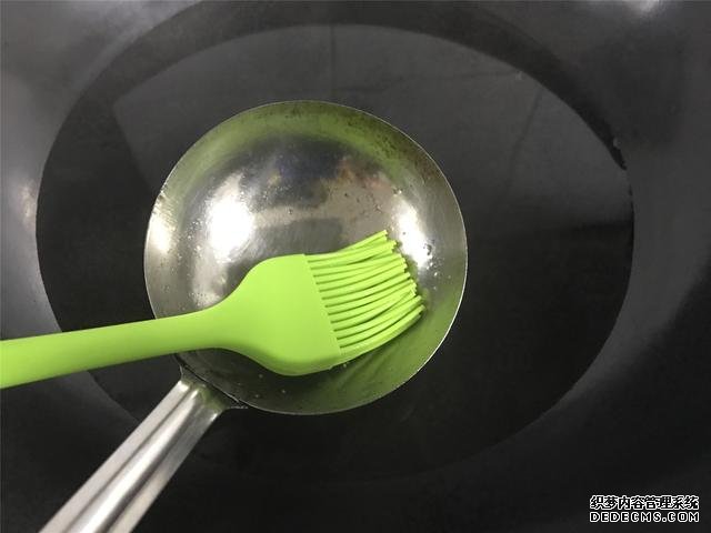 水煮荷包蛋，冷水下鍋還是開水下鍋？學(xué)會這三招，雞蛋圓嫩不散