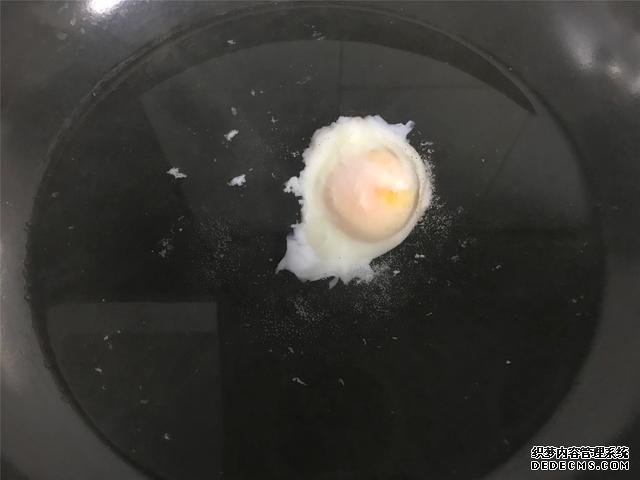 水煮荷包蛋，冷水下鍋還是開水下鍋？學(xué)會這三招，雞蛋圓嫩不散