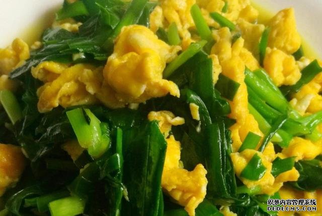 韭菜炒雞蛋，到底是分開炒還是一起炒，學(xué)會方法，韭菜翠綠還不老