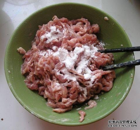 家庭版自制水煮肉，肉嫩軟滑，麻辣鮮香，每次做都不夠吃
