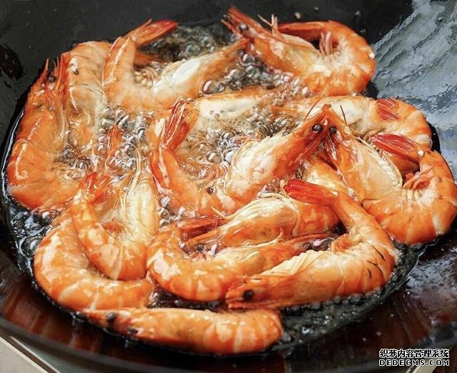 油燜大蝦怎么做好吃得根本停不下來，油燜大蝦最正宗做法
