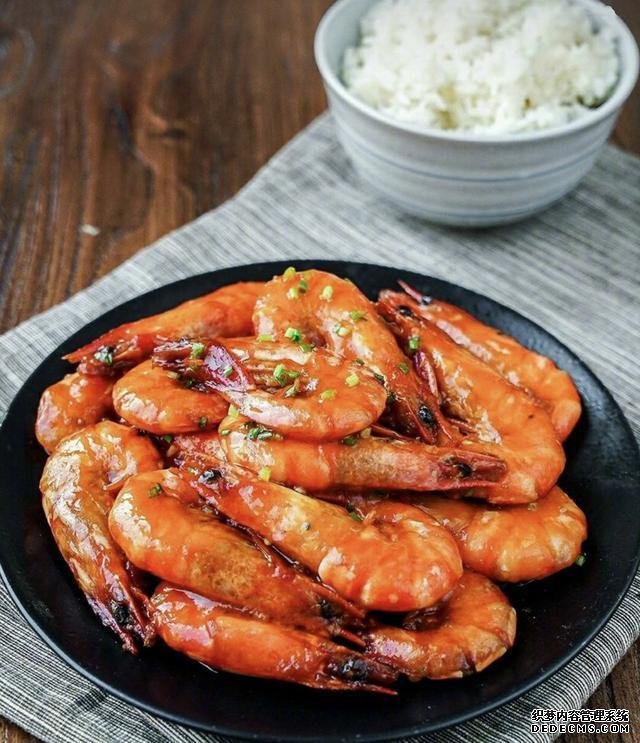 油燜大蝦怎么做好吃得根本停不下來，油燜大蝦最正宗做法