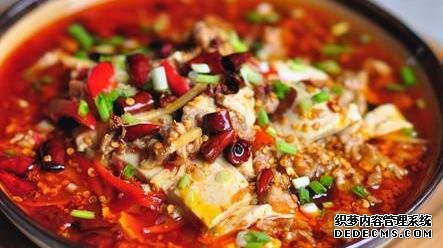 家常菜才是最解饞的，簡單燜一燜，汁鮮肉香，看她饞到舔盤