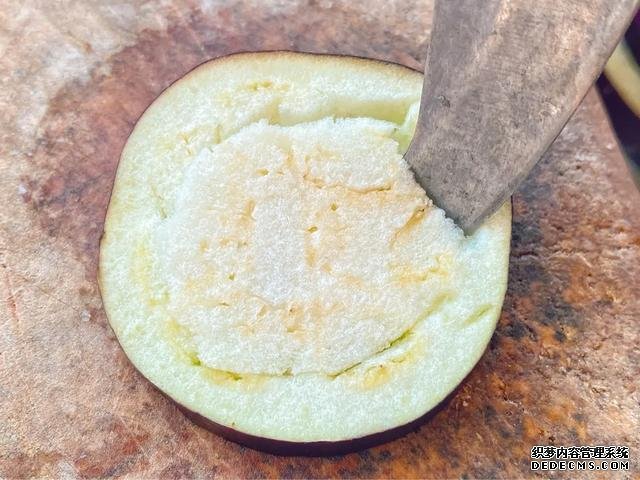 茄子不要用來炒和燉，香煎茄子煲口感嫩軟濃香，是老少皆宜的菜品